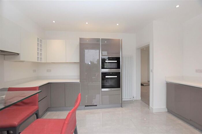 2 Bedroom Flat To Rent In Woodcote Road, Caversham, Reading, RG4