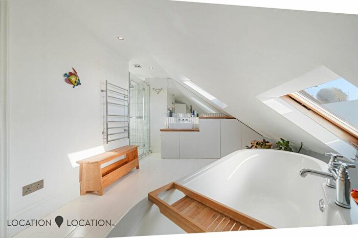 3 Bedroom End Of Terrace House For Sale In Brooke Road, London, N16