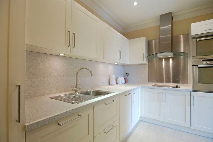 2 Bedroom Flat To Rent In Queens Gate, South Kensington, London, SW7