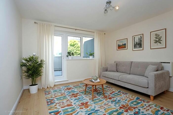 1 Bedroom Flat For Sale In Rosemoor House, - Broadway, London, W13