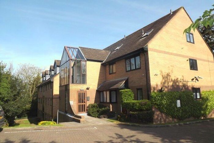 2 Bedroom Flat To Rent In The Hollies, Watford, WD18