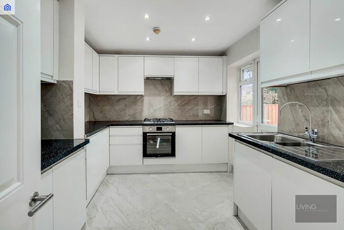 3 Bedroom Flat To Rent In Lascotts Road, Wood Green N22