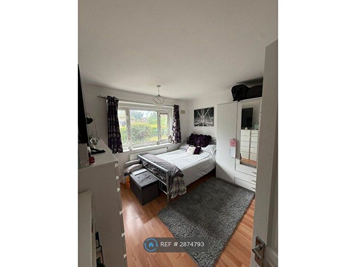 3 Bedroom Flat To Rent In Barnes, London, SW13