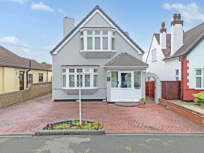 3 Bedroom Detached House For Sale In Clyde Way, Rise Park, Romford, RM1