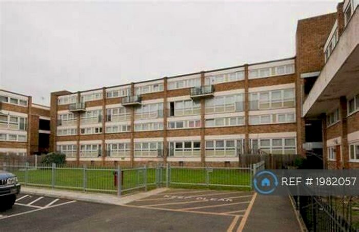 3 Bedroom Maisonette To Rent In Windermere House, London, E3