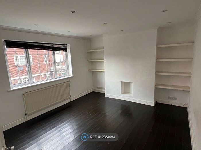 1 Bedroom Flat To Rent In Lyndhurst Court, London, E18