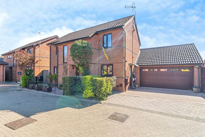 4 Bedroom Detached House For Sale In Pearse Grove, Walton Park, Milton Keynes, MK7