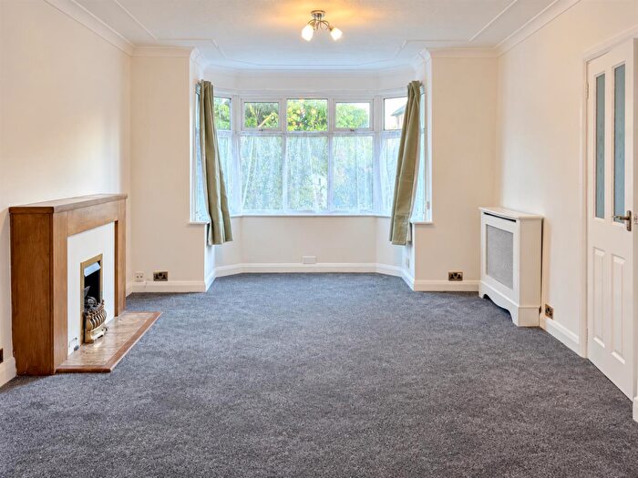 3 Bedroom Detached House To Rent In Clevedon Road, Luton, LU2