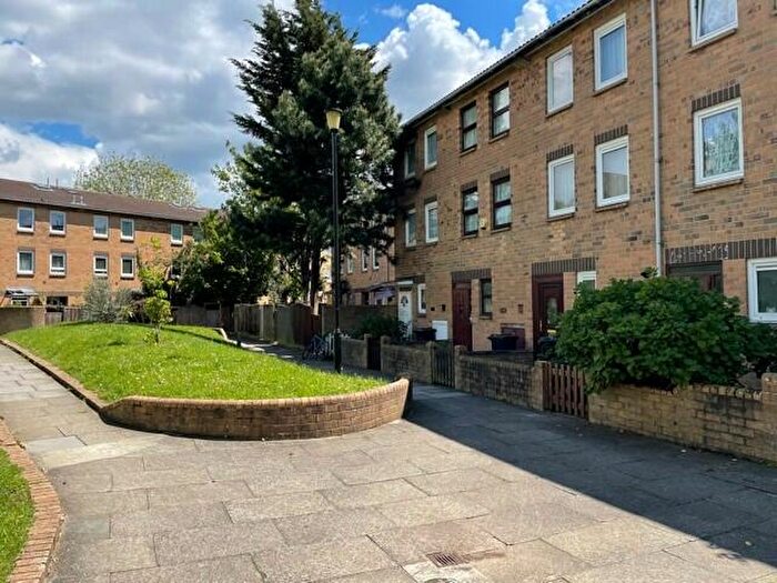 3 Bedroom Town House To Rent In Foxley Close, Hackney, London, E8