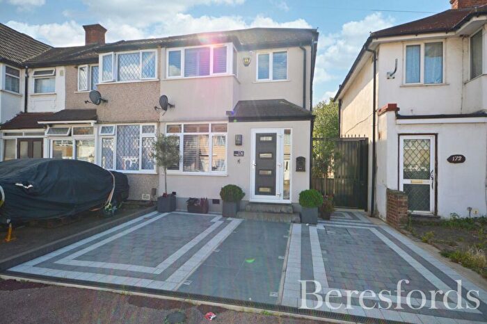 4 Bedroom End Of Terrace House For Sale In Beam Avenue, Dagenham, RM10