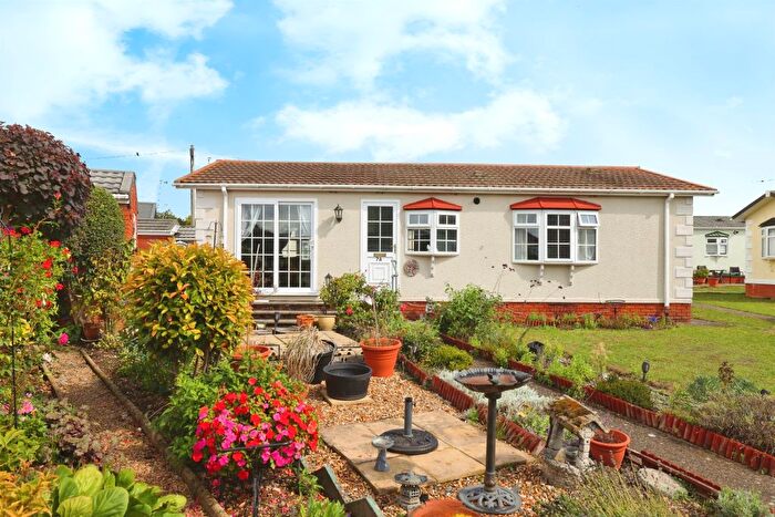 2 Bedroom Mobile/park Home For Sale In Mullenscote Mobile Home Park, Weyhill, Andover, SP11