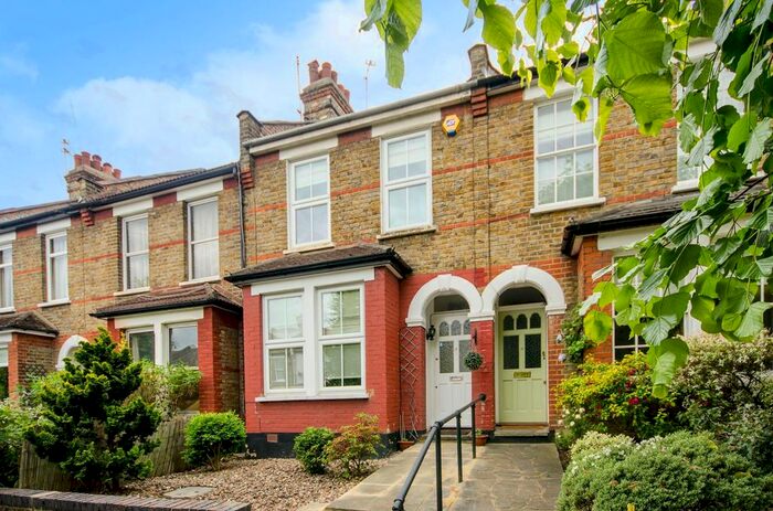 2 Bedroom Property To Rent In Evesham Road, Bounds Green, London, N11