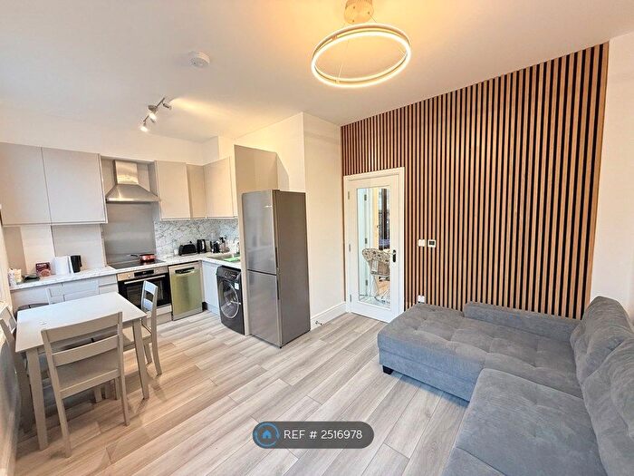 2 Bedroom Flat To Rent In Hammersmith, London, W6