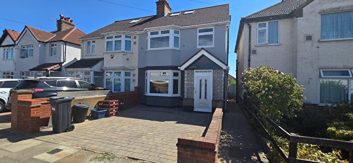 4 Bedroom Semi Detached House To Rent In Hinton Avenue, Hounslow, TW4