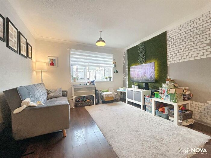 3 Bedroom Terraced House For Sale In Sherd Close, Luton, LU3