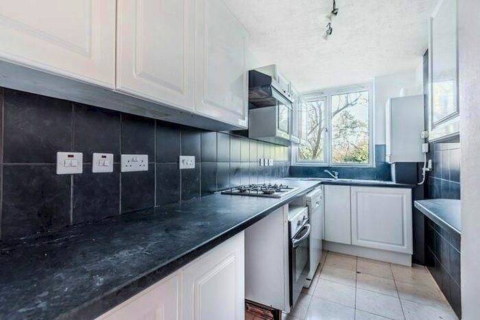2 Bedroom Flat To Rent In Ashbourne Close, Woodside Park, North Finchley, London, N12