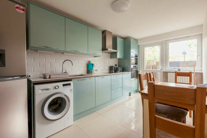 3 Bedroom Maisonette To Rent In Mile End, Tower Hamlets, London, E3