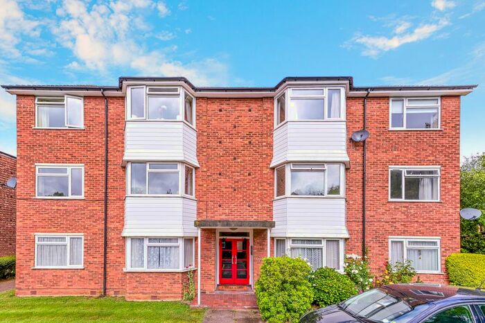 2 Bedroom Flat To Rent In Oakenshaw Close, Surbiton, KT6