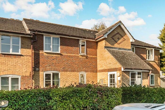 2 Bedroom Flat To Rent In Donald Woods Gardens, Surbiton, KT5