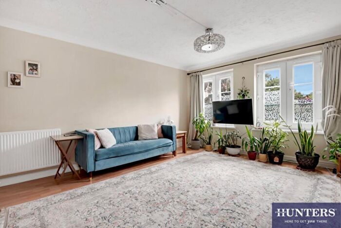 2 Bedroom Flat For Sale In Dover Close, Cricklewood, London, NW2