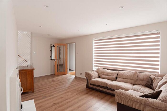 4 Bedroom House To Rent In Woodfield Close, Redhill, RH1