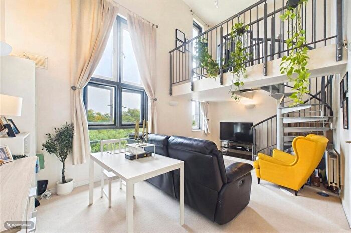 2 Bedroom Flat For Sale In West Cotton Close, Southbridge, Northampton, NN4