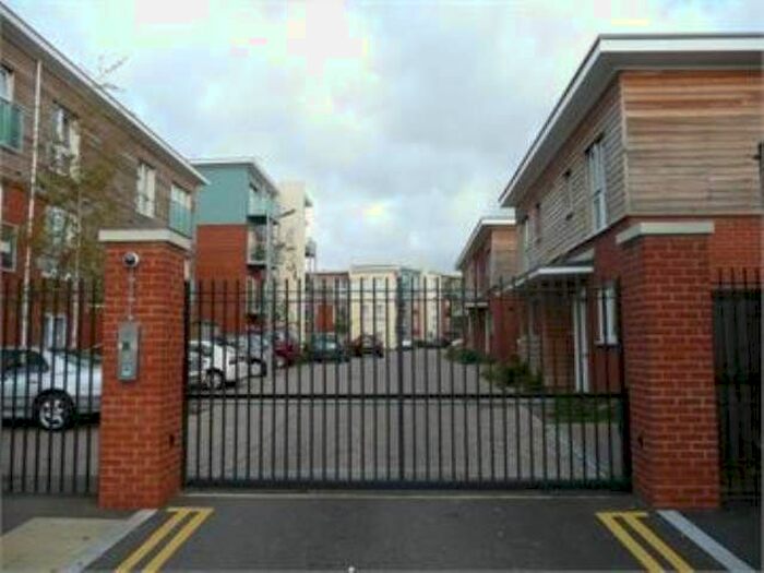 2 Bedroom Flat To Rent In Medhurst Drive, Bromley, Kent BR1