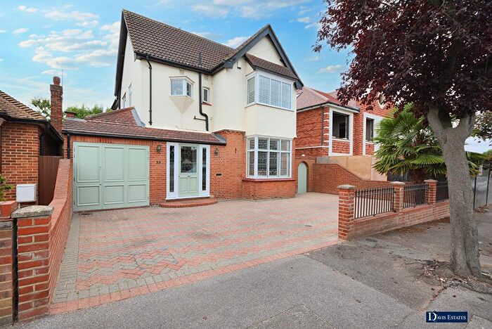 4 Bedroom Detached House For Sale In Wykeham Avenue, Borders Of Emerson Park, Hornchurch, RM11