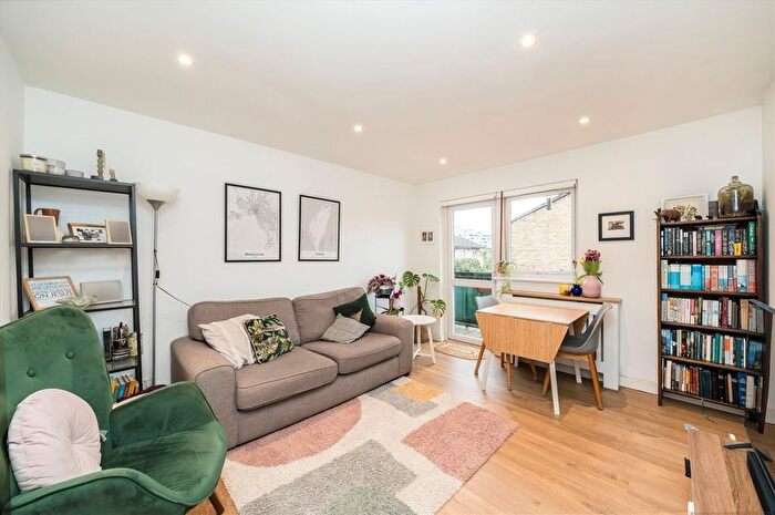 2 Bedroom Flat For Sale In Winchester Close, Kennington, SE17