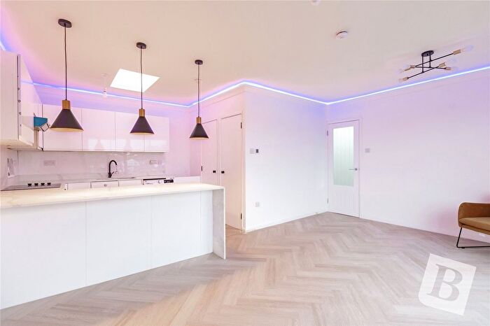 2 Bedroom Flat For Sale In St. Marys Lane, Upminster, RM14