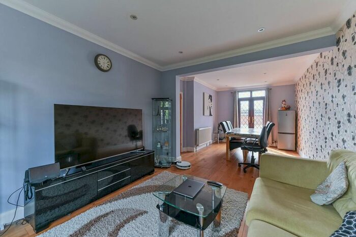 4 Bedroom Semi-Detached House To Rent In Grennel Road, Sutton, SM1