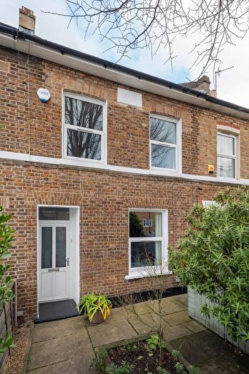 3 Bedroom Terraced House For Sale In Nunhead Grove, Nunhead, SE15