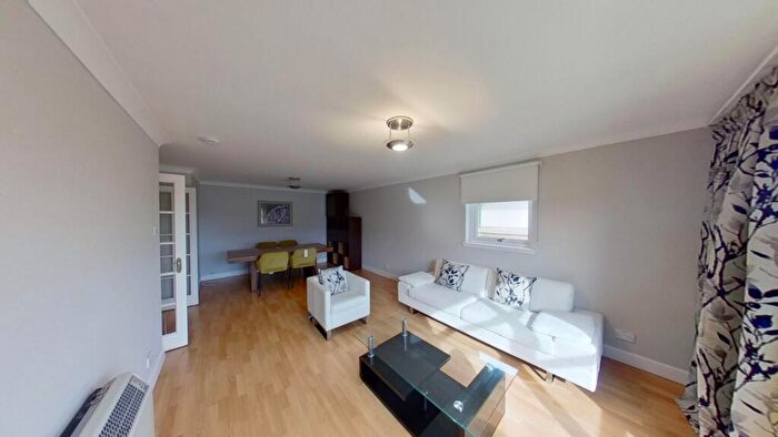 2 Bedroom Flat To Rent In North Werber Park, Edinburgh, EH4