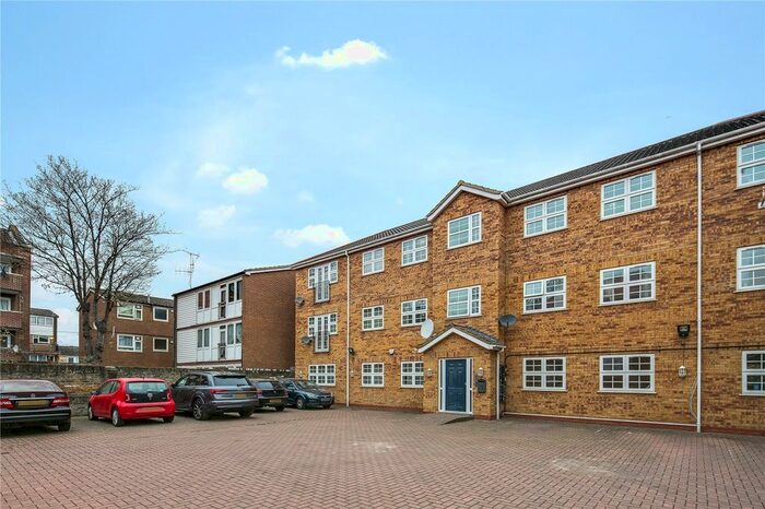 2 Bedroom Flat To Rent In Romford Road, Stratford, London, E15