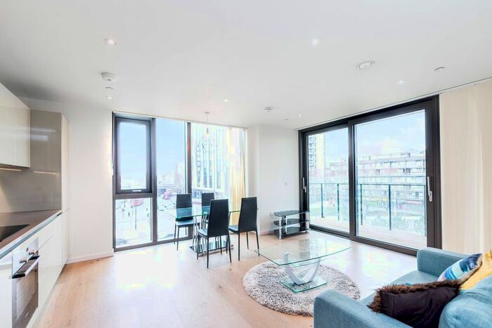 2 Bedroom Flat To Rent In St Gabriel Walk, Elephant And Castle, London, SE1