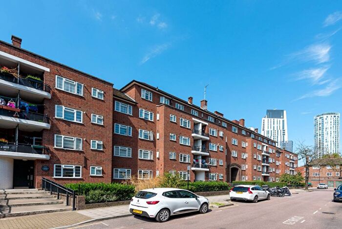 2 Bedroom Flat To Rent In Wandsworth Road, Vauxhall, London, SW8