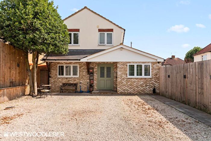 3 Bedroom Detached House For Sale In Ivy Terrace, Hoddesdon, EN11