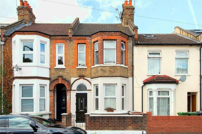 2 Bedroom Flat To Rent In Helena Road, Walthamstow, London, E17
