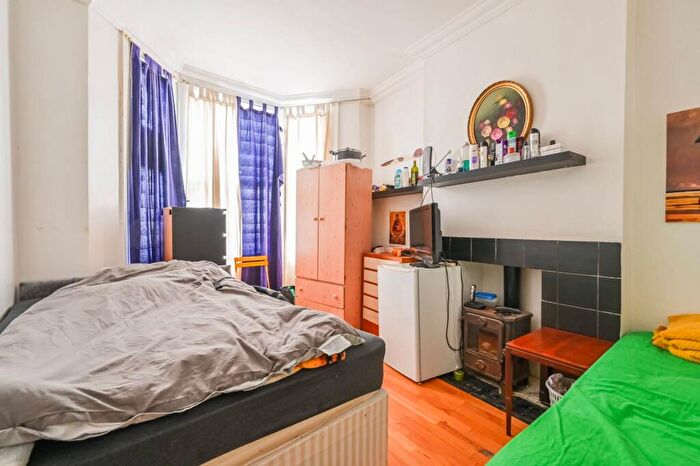 2 Bedroom Flat For Sale In White Hart Lane, Wood Green, London, N22