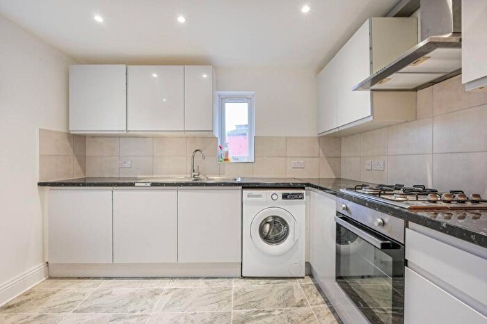 4 Bedroom Flat To Rent In Myddleton Road, , Bounds Green, London, N22