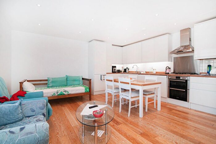 3 Bedroom Flat To Rent In Heath Road, Twickenham, TW1