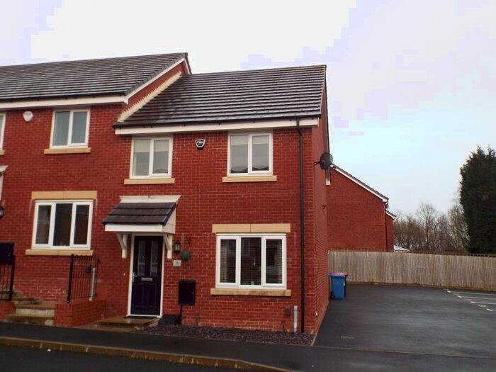 3 Bedroom Mews To Rent In Spinners Drive, Walkden, M28