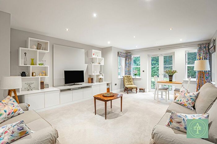 3 Bedroom Flat For Sale In Village Road, Bush Hill Park, Enfield, EN1