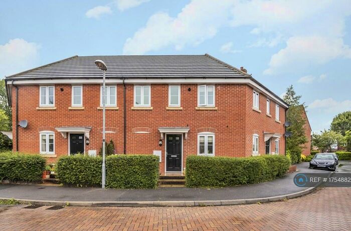 2 Bedroom Maisonette To Rent In Lords Close, Swindon, SN4