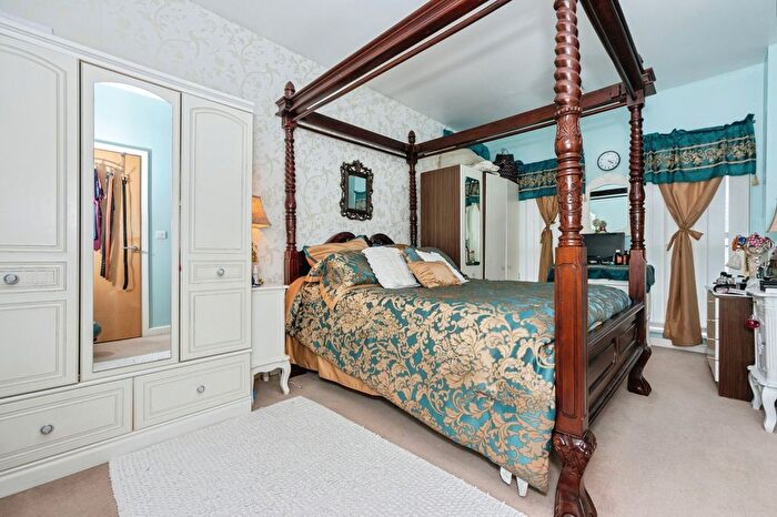 2 Bedroom Flat For Sale In Clovelly Place, Greenhithe, Kent, DA9