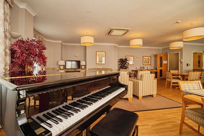 1 Bedroom Flat For Sale In Maumbury Gardens, Dorchester, DT1