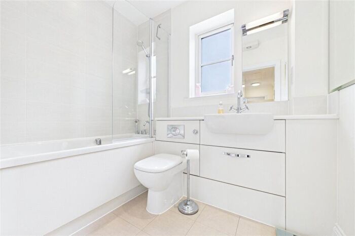 3 Bedroom Retirement Property For Sale In Cumber Place, Theale, Reading, Berkshire, RG7