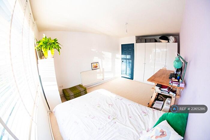 2 Bedroom Flat To Rent In Carlton Court, Southampton, SO15