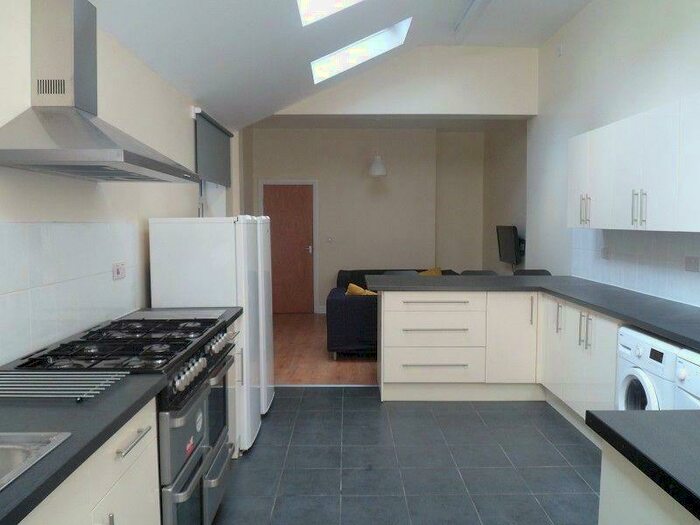 6 Bedroom House To Rent In Heeley Road, Birmingham, B29