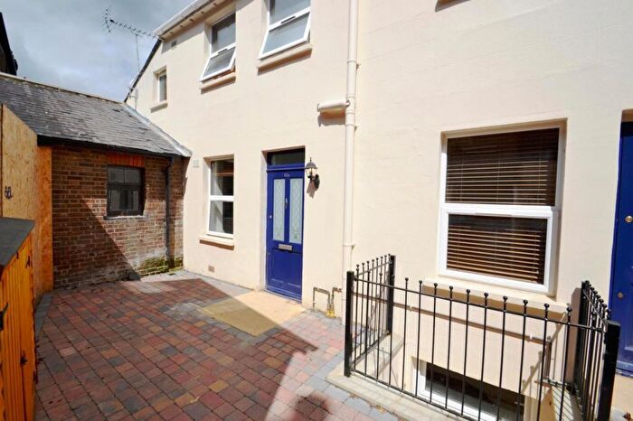 2 Bedroom Flat To Rent In Birkheads Road, Reigate, Surrey, RH2